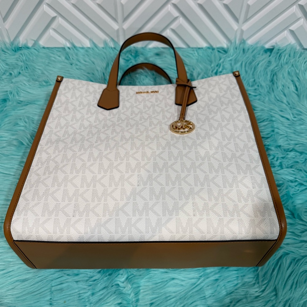 Michael Kors MAPLE Large NS Logo Tote Pale Peanut & White Signature Tote NWT - Picture 8 of 11